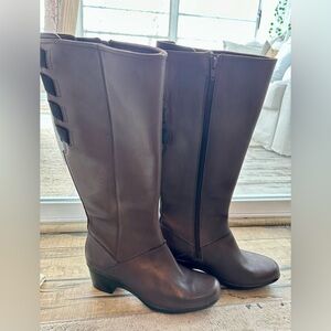 Clark’s stylish women’s dress boot
